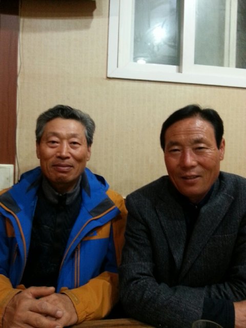 고현면새마을협의회 하영호 회장(오른쪽)과 신홍식 총무 사진